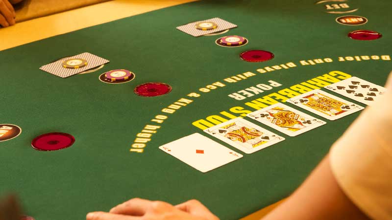 How to play Caribbean poker?