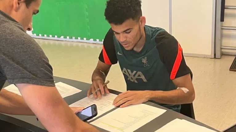 Luis Diaz is already posing with a Liverpool team