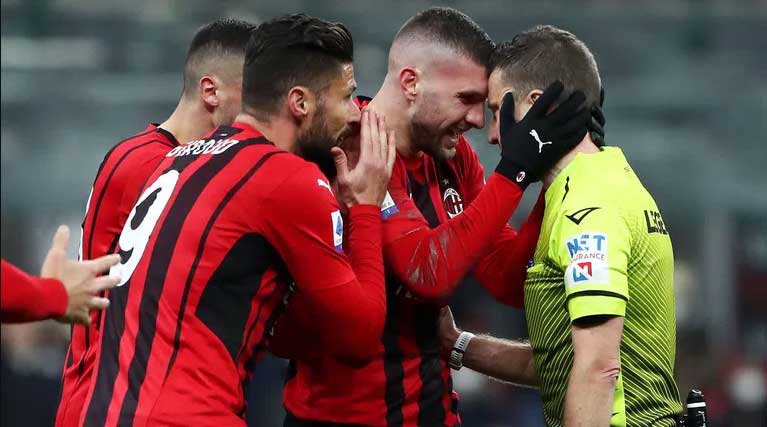 Marco Serra is moved by the Milan players